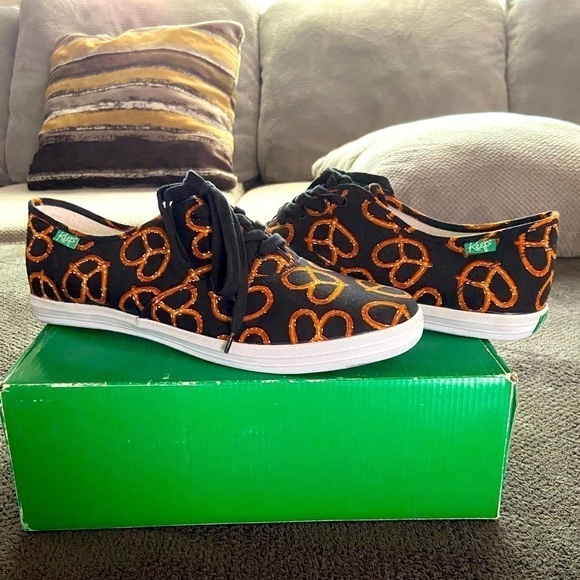Keep Homer | Pretzel All-over Print Sneaker Men's size 11/ Womens size 12.5 NIB - Picture 1 of 5
